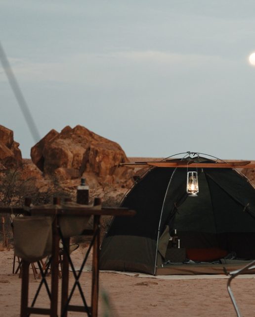 Le désert s’étend à perte de vue, dessinant la lumière et le silence à l’horizon. Au cœur de cette immensité, le damarana #campexclusif se fond dans le paysage, une halte paisible entre la terre et le ciel.
On s’éveille avec le vent, on s’endort sous les étoiles, et l’espace rétablit doucement l’équilibre.
#voyageauthentique #safarivert #slowtravel