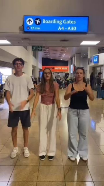 Des rires sur la route, de la poussière dans l’air, de la musique entre dunes et ciel. La Namibie transforme un voyage en histoire partagée… spontanée, vraie, inoubliable.
Ces instants naissent quand on voyage librement, avec curiosité et les bonnes personnes autour de soi.
#goodtimes #travelyoung #adventuretogether