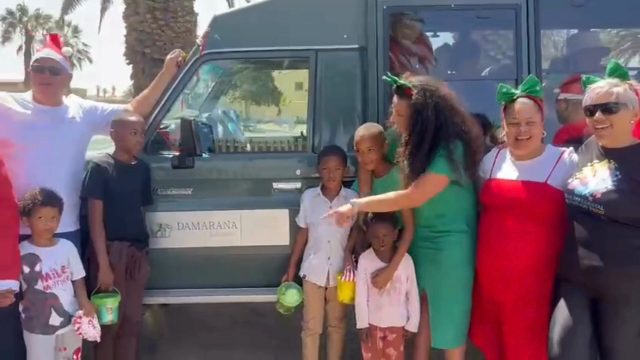 Comme l’année dernière, j’ai eu le plaisir de voir Damarana Safaris participer à la campagne de Noël organisée par @African Unicorn, une association namibienne qui œuvre pour le bien-être et l’éducation des enfants les plus vulnérables du pays.
Notre contribution a été à la fois monétaire et matérielle, avec notamment la mise à disposition d’un véhicule à châssis rallongé.
Il a permis au Père Noël de se rendre dans trois lieux différents, accompagné, et même escorté, par la police.
Au total, près de 500 enfants ont reçu des cadeaux et des repas, et surtout vécu un moment de joie, de légèreté et de magie, des instants trop rares pour des enfants dont le quotidien est souvent difficile.
Voir leurs sourires, sentir leur excitation, partager ces moments de chaleur humaine… c’est inestimable.
Ces actions reflètent profondément l’engagement de Damarana Safaris auprès des communautés locales, et notre volonté de soutenir des projets qui ont un impact réel et durable.
Un immense merci à @African Unicorn et à ses bénévoles, sans qui cette journée n’aurait pas été possible.