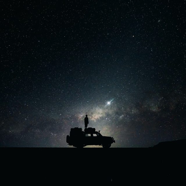 En Namibie, certaines choses prennent une autre valeur.
L'eau.
L'espace.
Le temps.
Voyager dans des régions aussi vastes nous invite naturellement à ralentir.
À prendre une douche un peu plus courte.
À observer la Voie lactée.
À découvrir que l'essentiel est parfois déjà là.
Et si le vrai luxe était simplement de prendre son temps ?
Credit Photo : @ jonatanpie - unsplash