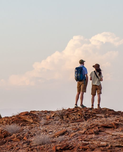 Là-bas, où le silence dépasse l’horizon, quelque chose change en vous. L’immensité de la Namibie se ressent. Chaque pas dans le désert vous ancre, chaque souffle d’air pur soigne l’invisible. C’est un retour à soi, en douceur.
Découvrez les treks exclusifs de Damarana où la nature apaise et l’âme se retrouve.
#tekexclusif #damaranaspecial #namibiatrekking