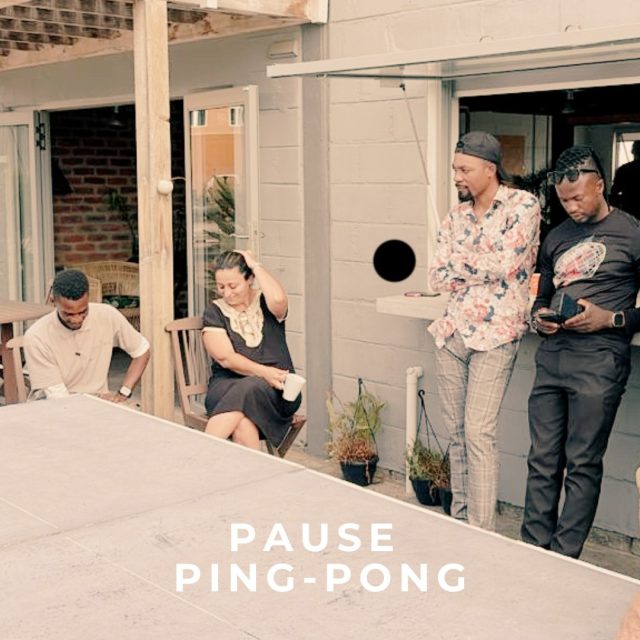 Voyager solo ne veut pas dire voyager seul.
En février, nous étions tous réunis pour l’Ops Week.
Quelques jours pour partager, discuter et peaufiner chaque détail :
• ce qui a fonctionné en 2025
• ce que nous voulons améliorer pour 2026
• bonnes pratiques et apprentissages terrain
Nos guides freelance les plus fidèles étaient là aussi.
Ils ont vécu nos échanges, partagé nos rituels (et braais 😄) et notre façon d’accompagner, pour devenir eux aussi membres de notre tribu Damarana.
Cette attention invisible transforme un voyage solo en aventure fluide, sereine et pleine de sens.
Chez Damarana, l’aventure commence bien avant le départ.
Derrière chaque voyageur, il y a toute une équipe qui veille.