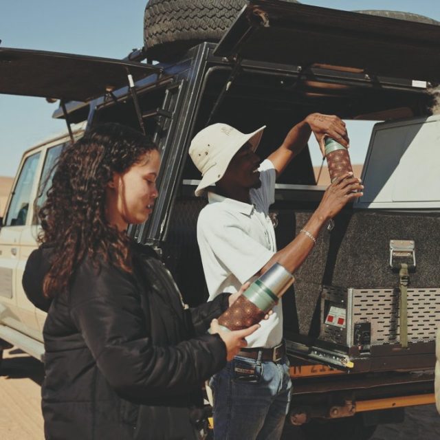 Est-ce que vous, vous avez déjà pensé à partir solo ? 
La Namibie, c'est parfait pour tenter l'expérience.
Un pays où l’on vous regarde avec gentillesse. 
Où l’on vous aide, avec courtoisie. 
Ici, on vous laisse l’espace d’être seul… sans jamais vous laisser livré à vous-même. 
Envie de tenter l’expérience ? 
Je vous raconte bientôt comment nous accompagnons chaque voyageur solo, étape par étape.