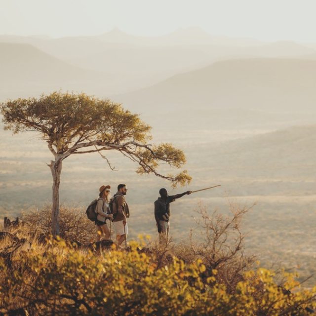 Et si vous vous retrouviez… loin de tout ?
Il y a les débuts.
Les voyages de noces, les promesses, la bulle.
Et puis il y a le temps qui passe.
Les années, les enfants, la vie dans toute sa splendeur.
Enfin, arrive ce moment où l’on se retrouve une nouvelle fois ... à deux !
En Namibie, je suis témoin de ces histoires.
Des jeunes mariés au début de leur aventure.
Des couples qui célèbrent 10, 20, parfois plus de 30 ans ensemble.
Et à chaque fois, quelque chose me touche.
Parce que ces instants font écho à nos propres histoires.
À ce lien que l’on construit, que l’on nourrit,
et que l’on choisit, encore et encore.
📷 Etendeka Hill Camp