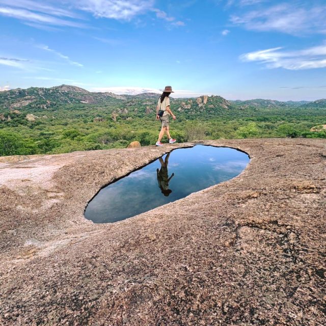Chaque voyage commence bien avant votre arrivée en Afrique australe.
Il commence par des rencontres, des visites de terrain et de nombreuses questions.
Qui sont les propriétaires de ce lodge ? Quelle est leur implication locale ?
Comment gèrent-ils les ressources précieuses de leur région, comme l'eau ou l'énergie ?
Ces questions n'ont pas toujours des réponses parfaites.
Mais elles nous aident à choisir, autant que possible, des partenaires qui partagent notre vision du voyage.